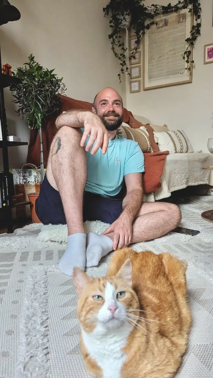 Gabriel Saul pratiquant le yoga thérapeutique pour la santé mentale - Le Yoga pour Sortir du Lit